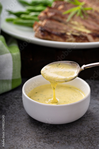 Foto Bearnaise sauce made with tarragon in a small bowl