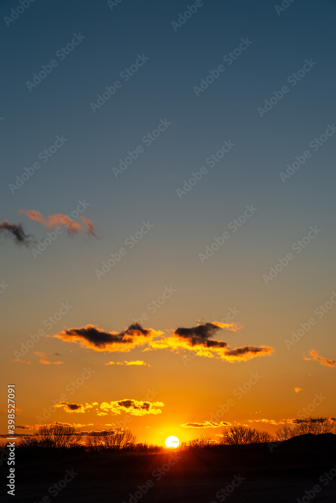 Obraz premium A setting sun on the horizon.