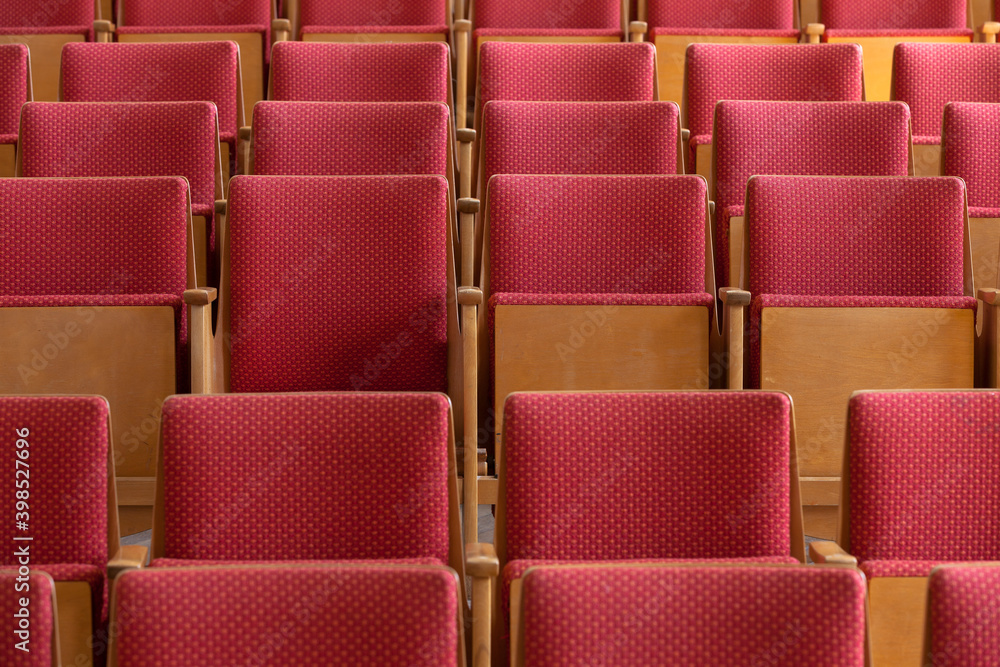 Fototapeta premium Leere Stühle in einem Theater