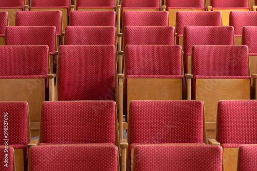 Leere Stühle in einem Theater