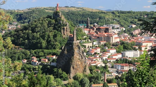 Les pitons rocheux et la cathédrale surplombants la ville du Puy-en-Velay.