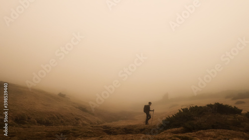 Mujer en la monta  a con niebla
