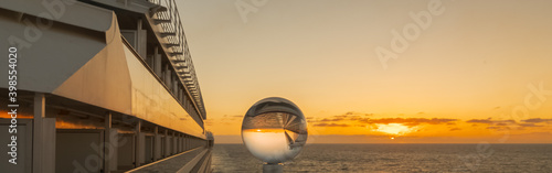 Vue d un coucher de soleil en navire de croisi  re avec une boule de verre. 