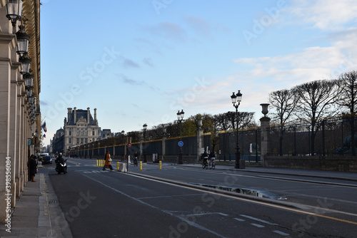 Rue de Rivoli en hiver à Paris, France