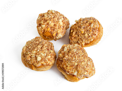 Custard cakes with buttercream and peanuts © roundex