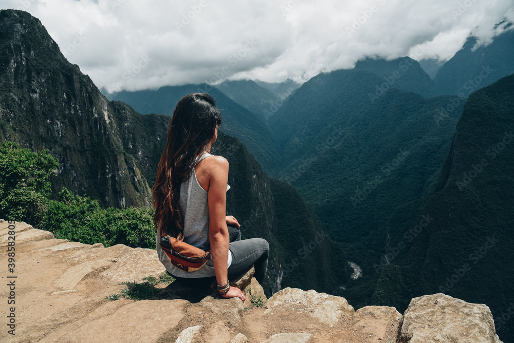 Naklejka premium Woman traveling and hiking in Peru