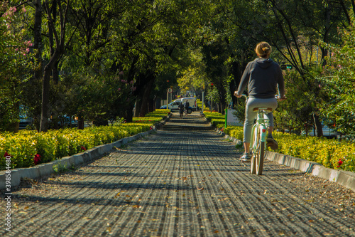mujer andando en bici en un solo punto de fuga