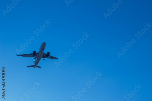 avion en nadir con cielo despejado sin nubes azul en nadir