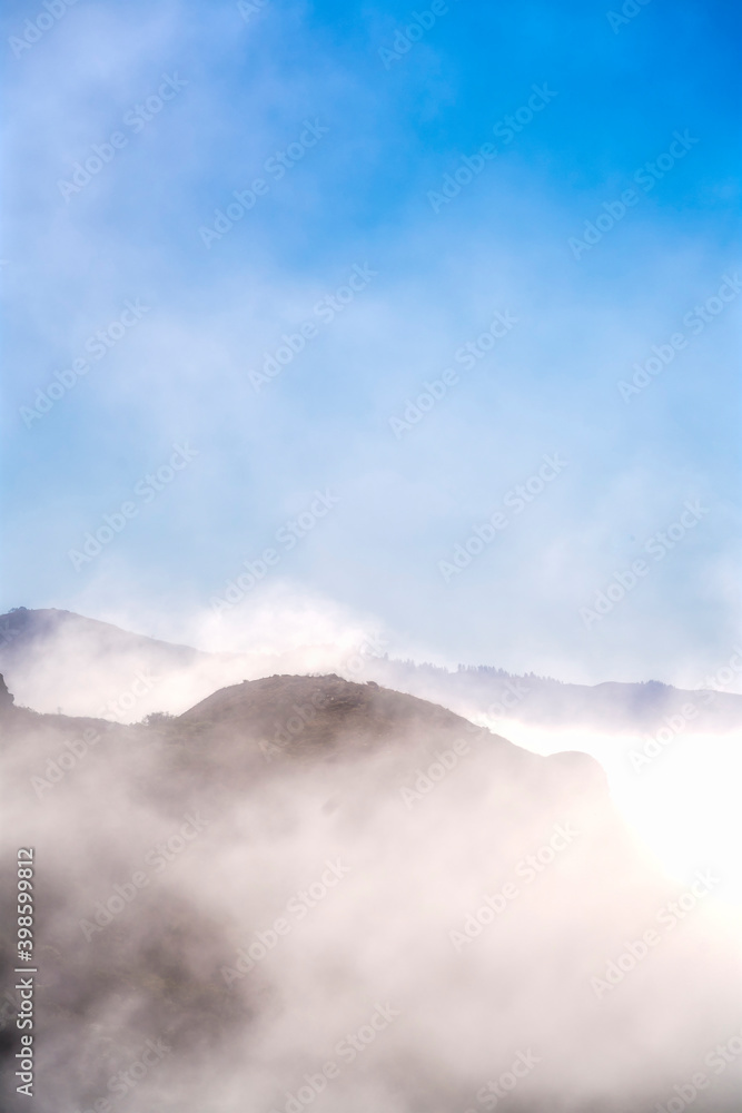 Obraz premium Fog surrounding Hills, morning, clouds, foggy