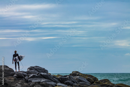 Bild auf Leinwand surfer on the rocks