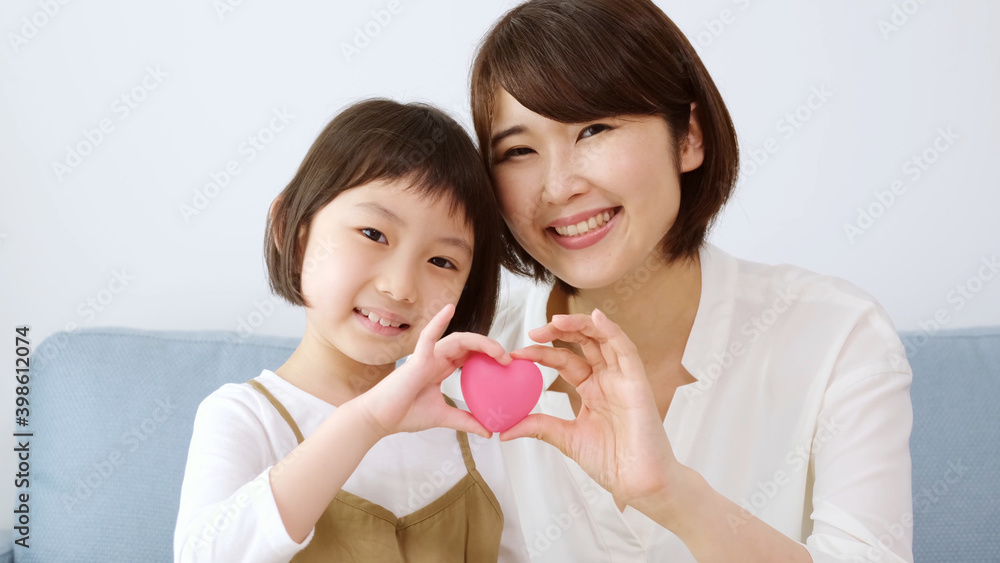 ハートを持つ母親と女の子 ハートを持つ母親と女の子