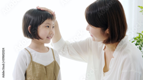 Konstfotografi 女の子の頭を撫でるお母さん
