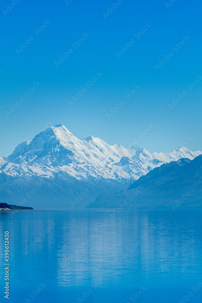 Obraz premium Majestic Mount Cook in Southern Alps across Lake Ruataniwha at sunrise.