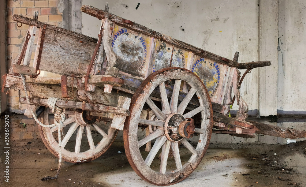 Antico carro agricolo da buoi dipinto a mano in stato di abbandono