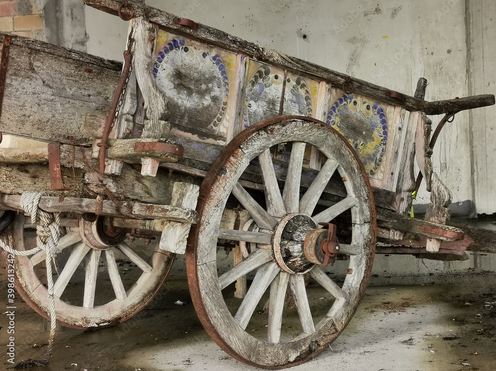Antico carro agricolo da buoi dipinto a mano in stato di abbandono Antico carro agricolo da buoi dipinto a mano in stato di abbandono