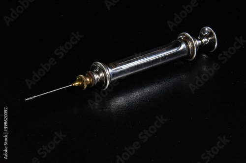 Antique Syringe Black