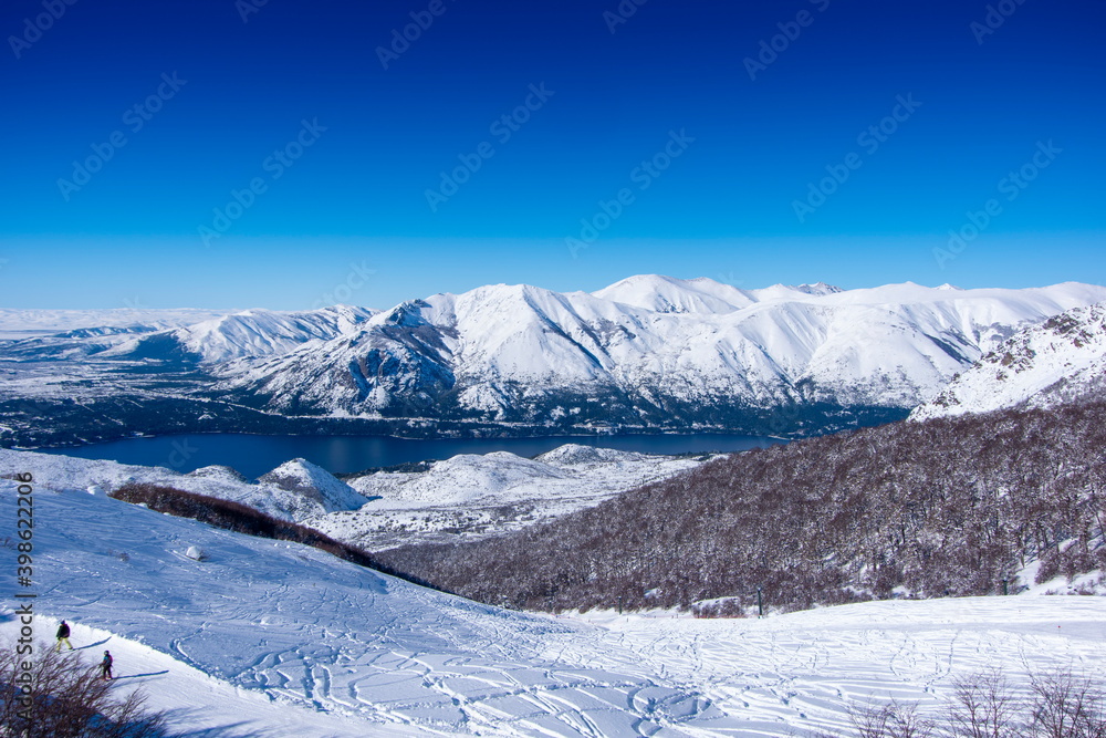 Lago y Nieve en la montaña 