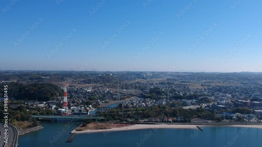 空中撮影した冬の愛知県知多市の海沿いの町並みの風景 空中撮影した冬の愛知県知多市の海沿いの町並みの風景