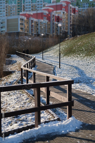 Canvas Print Pedestrian path with wooden railings on the embankment of the Kupelenka River, V