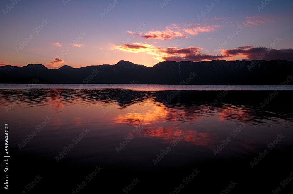 湖面に空を映す夕暮れの湖