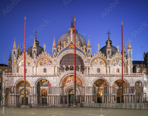 Saint Mark's Basilica at dawn in Venice  © Pawel Pajor