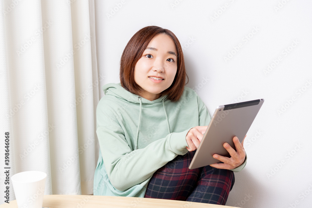 Fototapeta premium タブレット端末を使う若い女性