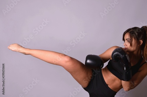 Magnifique pose d'une magnifique boxeuse