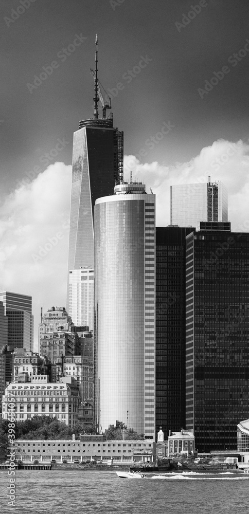 Fototapeta premium NEW YORK CITY - JUNE 2013: Downtown Manhattan skyline on a summer day
