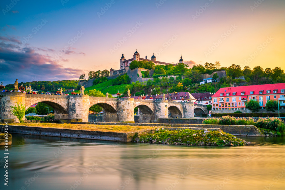 Obraz premium Marienberg Fortress and the Old Main Bridge on colorful sunset. Wurzburg, Bavaria, Germany