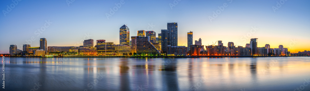 Obraz premium Canary Wharf financial hub panorama at dawn in London