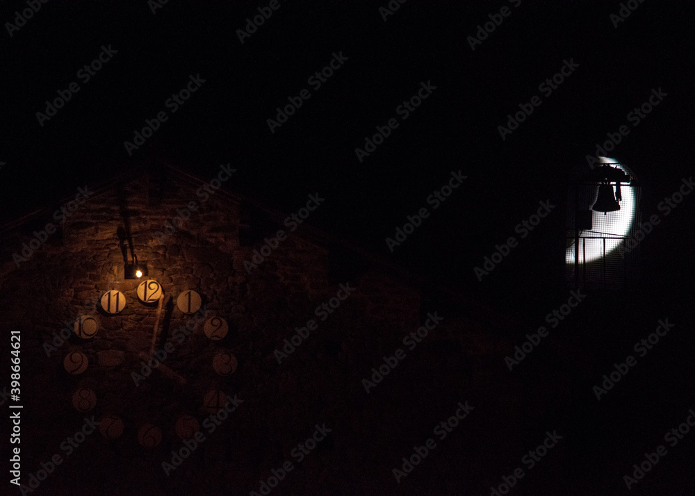 Foto Albano Venturini,
the three-quarter moon on the church tower Foto Albano Venturini,
the three-quarter moon on the church tower