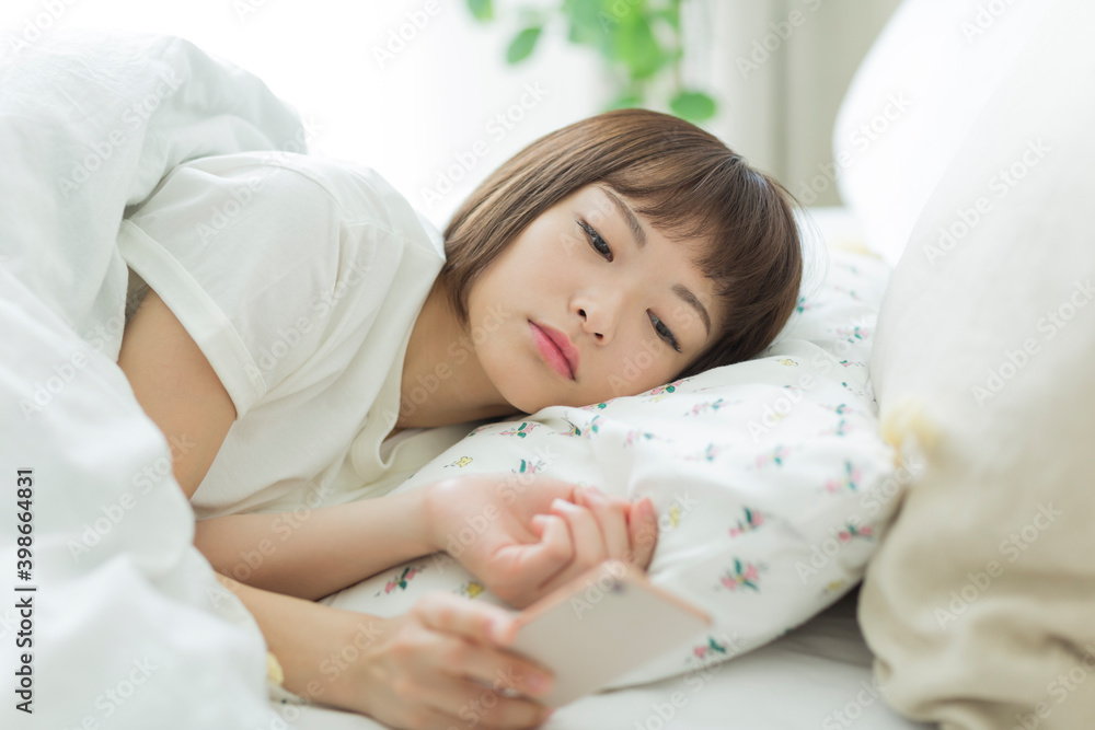若い女性 ベッド スマホ 若い女性 ベッド スマホ