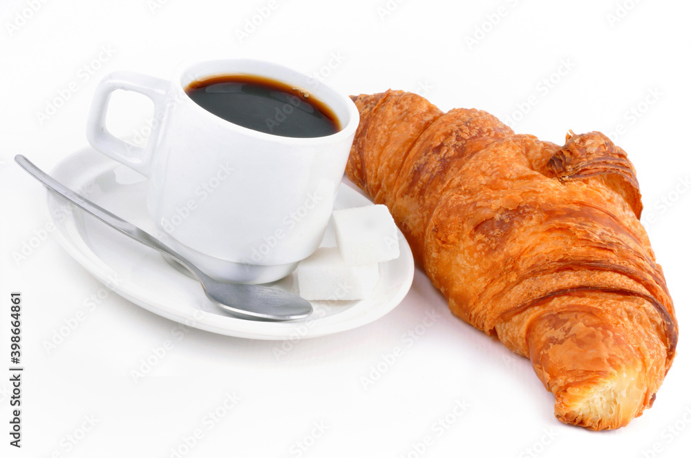 Tasse de café et croissant en gros plan sur fond blanc Tasse de café et croissant en gros plan sur fond blanc