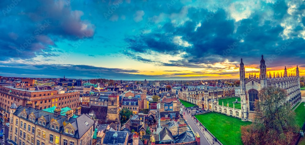 Fototapeta premium Beautiful skyline sunset of Cambridge city in UK