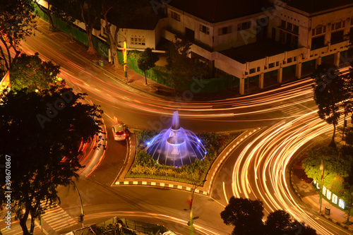 Tableau sur toile Beautiful fountain at night in the middle of the street