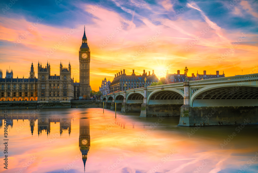 Naklejka premium Big Ben at sunset with reflection in London. England
