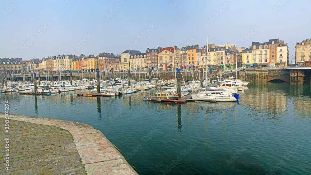 Dieppe. Le port de plaisance et front de mer. Seine-Maritime. Normandie	