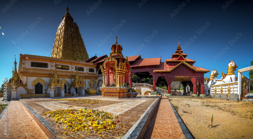 Naklejka premium KANCHANABURI, THAILAND - Januaey 27, 2020: Golden pagoda of Bodhgaya Stupa or Phuthakaya Pagoda, Sangklaburi, Kanchanaburi, Thailand