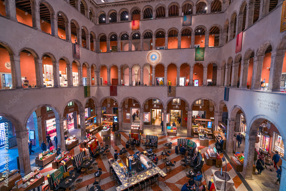 Foto de Venice,Italy-February 2019:Fondaco dei Tedeschi is a lavish