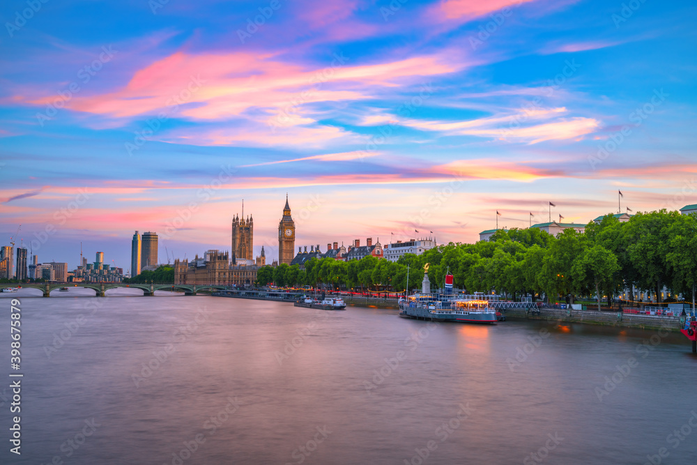 Sunset skyline of London with Big Ben in the background. England