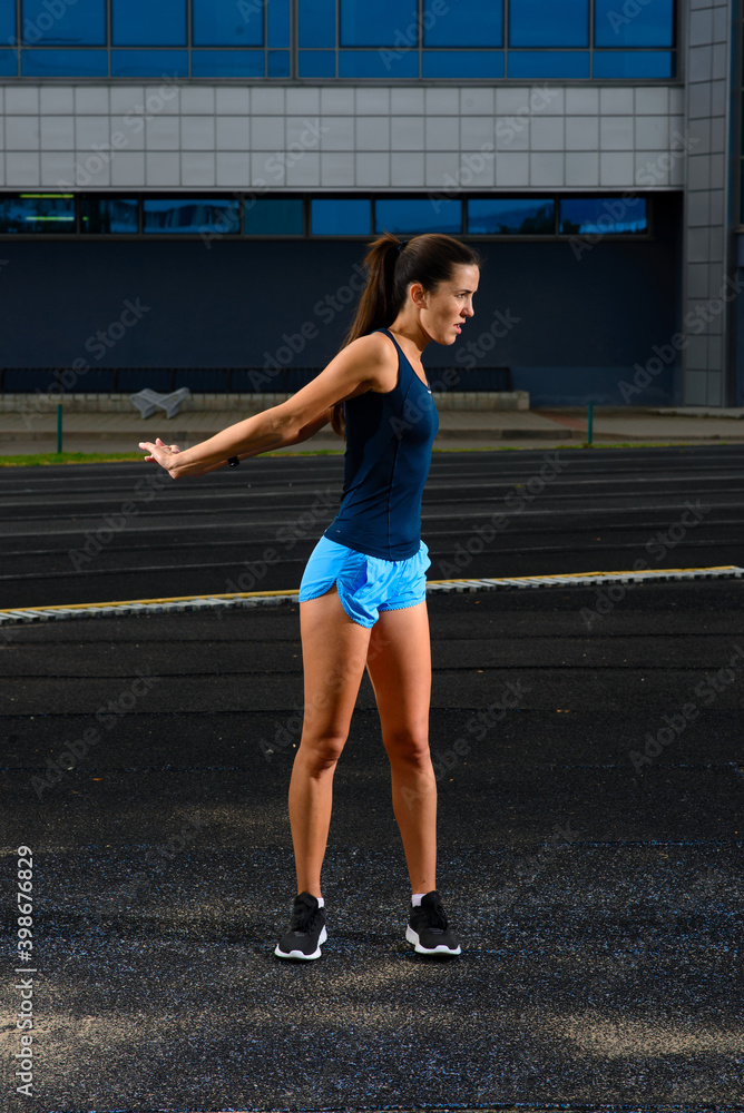 Obraz premium Athlete runner running on athletic track training her cardio.