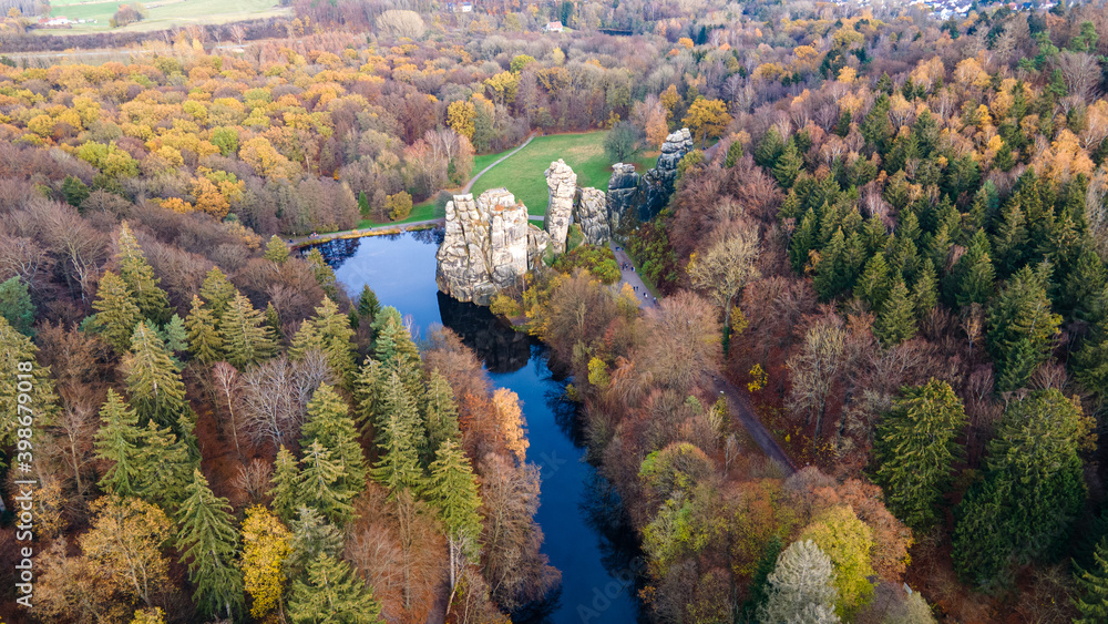 Externsteine im Herbst mit bunten Bäumen - Drohnenaufnahme Landschaftsfotografie