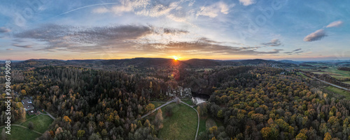 Panoramaaufnahme der Externsteine mit dem Sonnuntergang im Hintergrund - Drohnenaufnahme Landschaftsfotografie