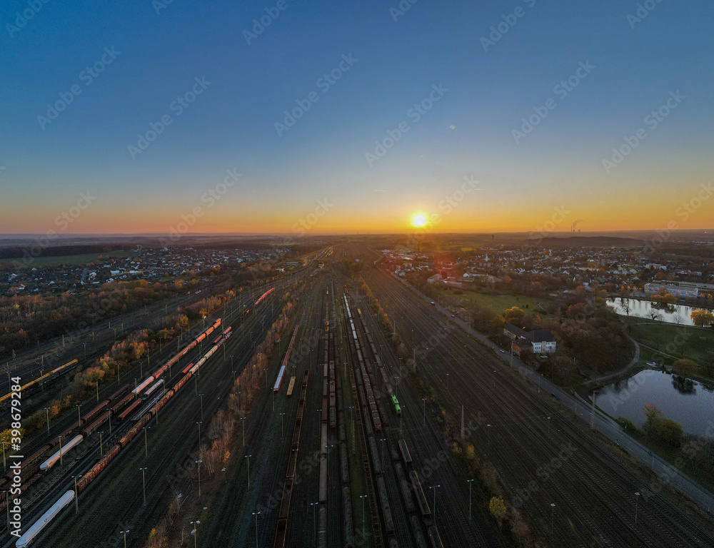 Fototapeta premium Sonnenuntergang am Güterbahnhof in Hamm Westfalen - Drohnenaufnahme Architekturfotografie
