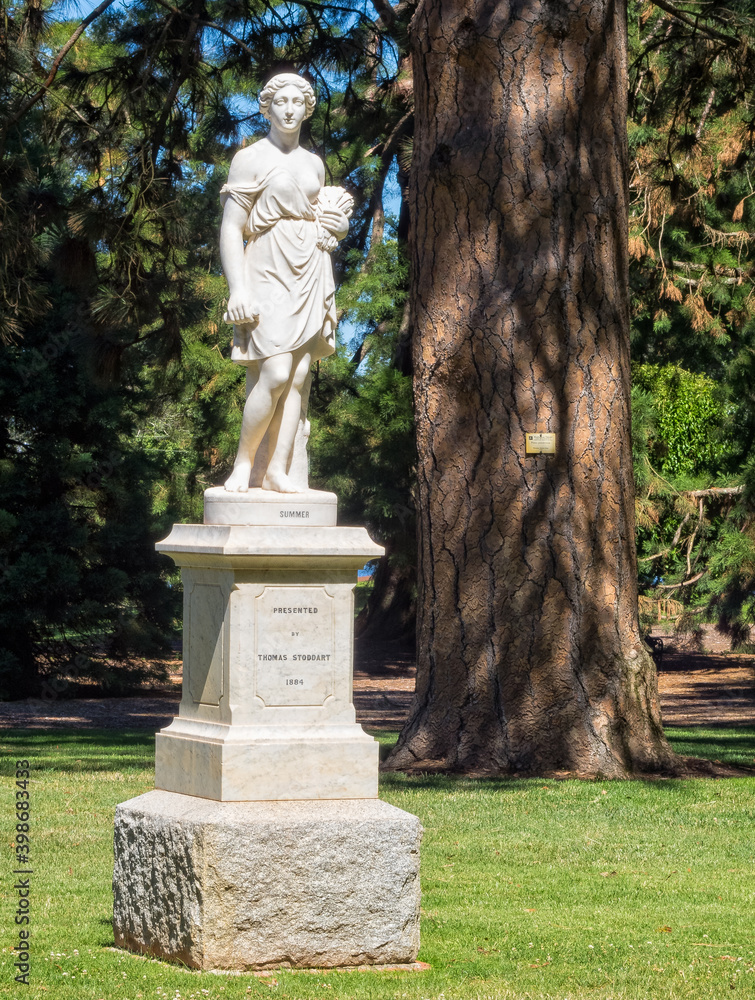 Obraz premium Marble statue of Summer in the Ballarat Botanical Gardens symbolizes harvest time - Ballarat, Victoria, Australia