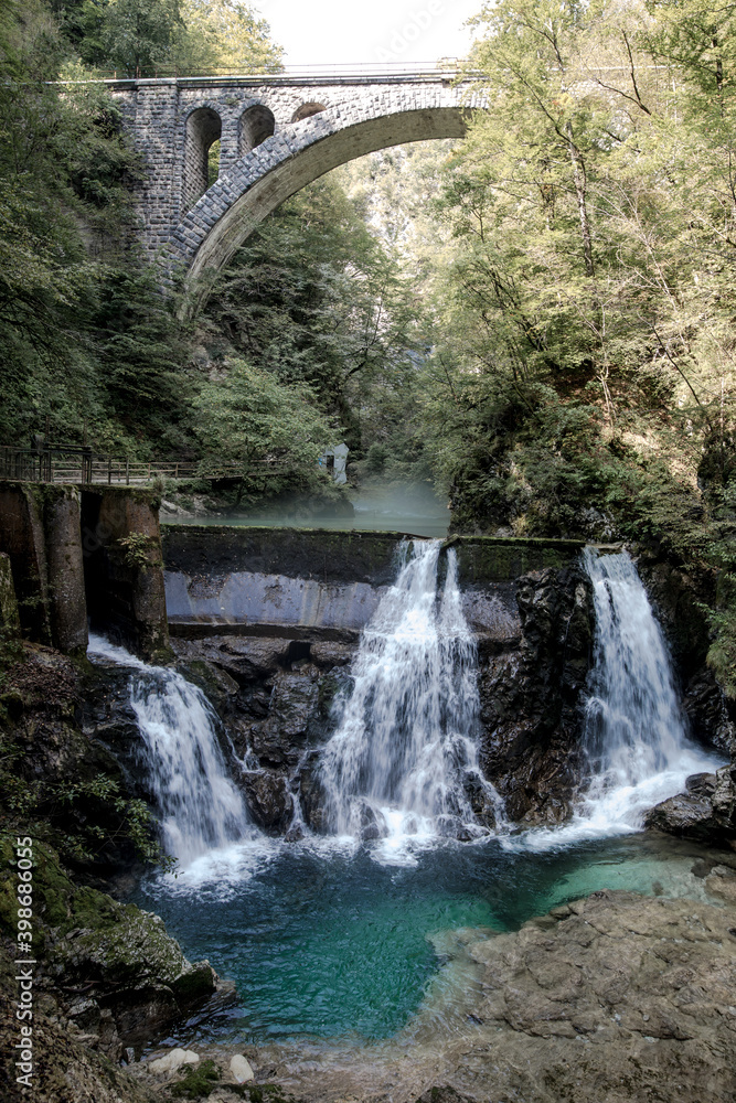 Vintgar Klamm, Slowenien, Bleder See, Brücke mit Wasserfall, Sehenswürdigkeit Slowenien Vintgar Klamm, Slowenien, Bleder See, Brücke mit Wasserfall, Sehenswürdigkeit Slowenien