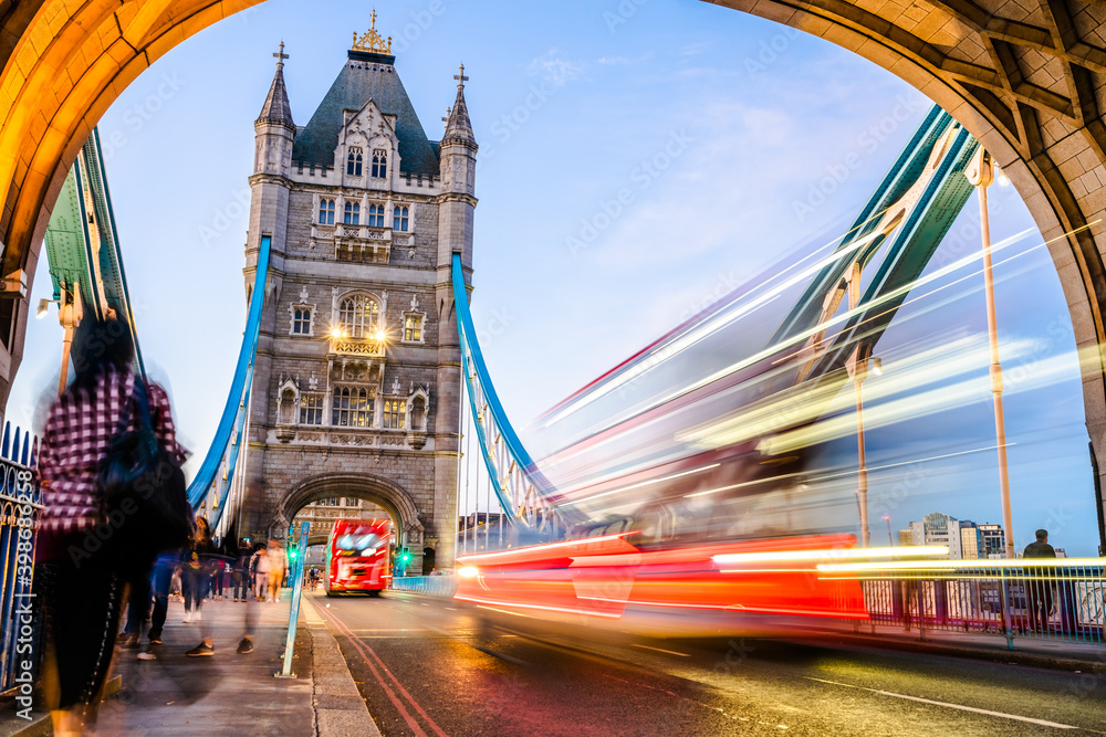 Obraz premium Tower Bridge with light trails and blurry people