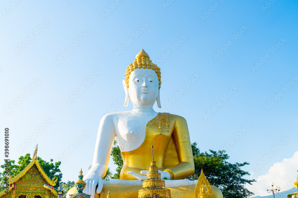 Fototapeta premium Wat Phra That Doi Kham (Temple of the Golden Mountain)