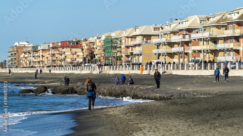 Balade d'hiver sur les plages de la ville balnéaire d'Ostia en Italie