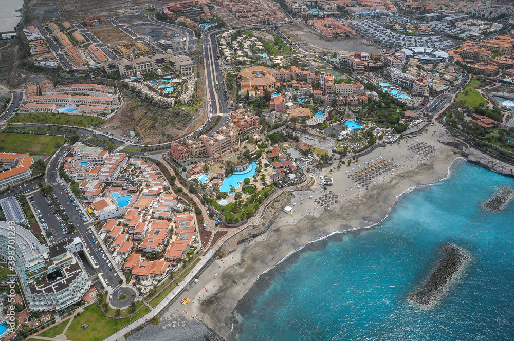 Fotografía aérea de la zona turística en Costa de Adeje en el sur de Tenerife, Canarias